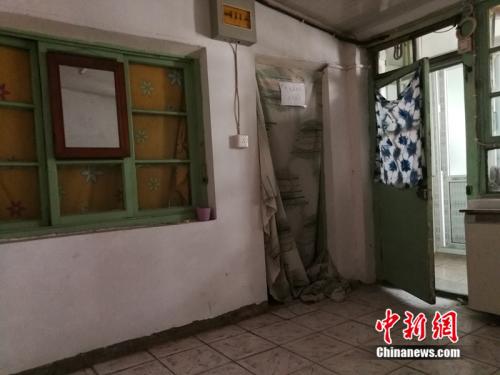 房屋里還有一扇掛著門簾的小門，通向另一個(gè)房間。<a target='_blank' href='http://www.chinanews.com/' >中新網(wǎng)</a>記者 邱宇 攝