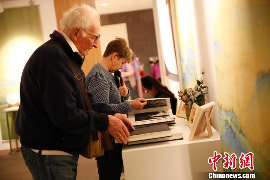 聽眾參觀故宮文創展覽。　林丹 攝