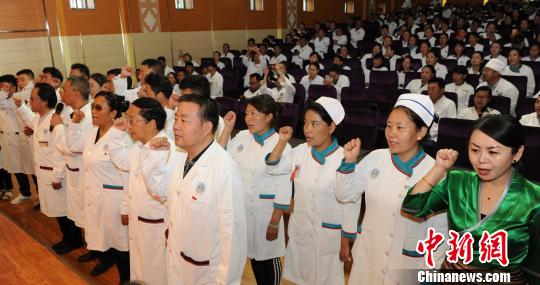 西藏自治區(qū)藏醫(yī)院預(yù)備黨員、正式黨員重溫入黨誓詞。　曾彬 攝