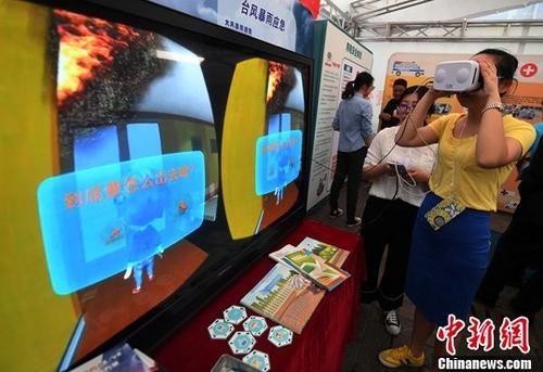 資料圖:民眾用“VR”體驗(yàn)逃離火災(zāi)現(xiàn)場(chǎng)。<a target='_blank' href='http://www.chinanews.com/'>中新社</a>記者 李進(jìn)紅 攝 點(diǎn)擊進(jìn)入下一頁(yè)