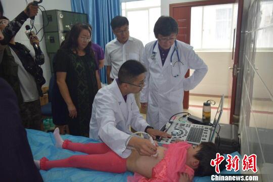 圖為項目為山區青少年進行義診活動和篩查活動?！≡颇锨嗷鶗﹫D 攝