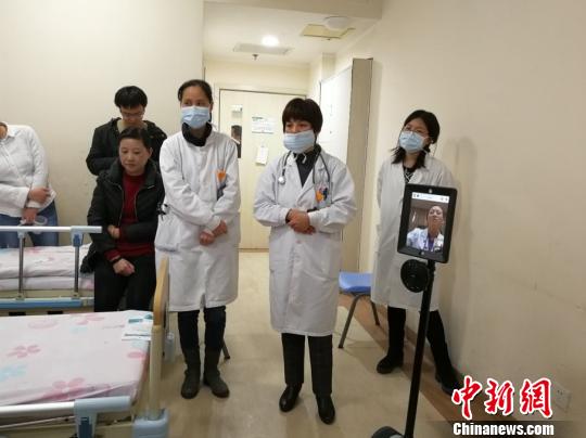 中國專家自主研發(fā)醫(yī)療服務機器人可實現(xiàn)遠程會診