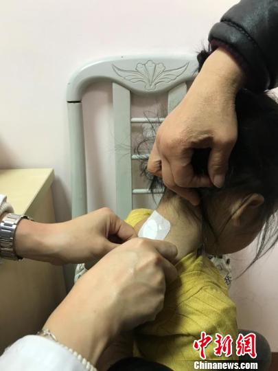 不同年齡的孩子貼敷時間不同?！≤窡?攝