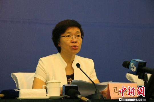 山東省食品藥品監(jiān)督管理局局長馬越男在發(fā)布會上介紹有關情況。　趙曉 攝