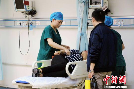 資料圖：圖為醫(yī)院護士正在為病人輸液。　趙曉 攝