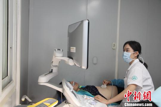 資料圖：圖為醫(yī)生正在為病人做彩超檢查。　趙曉 攝
