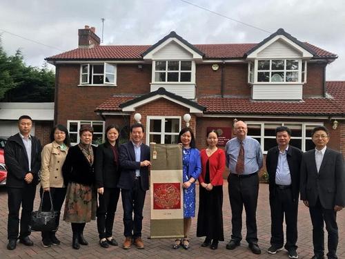 中國僑網江蘇省僑辦副主任徐開信率惠僑訪問團出訪英國和匈牙利。