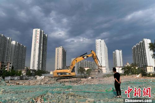 上半年，一線、二線、三四線城市房價走勢分化明顯。圖為工人操作挖掘機在山西太原一商品房建設工地施工作業。<a target='_blank' href='http://www.chinanews.com/'>中新社</a>記者 韋亮 攝