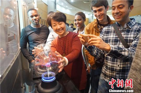 中國(guó)僑網(wǎng)資料圖：華南理工大學(xué)留學(xué)生參觀廣州從化抽水蓄能水電站。 受訪(fǎng)者供圖