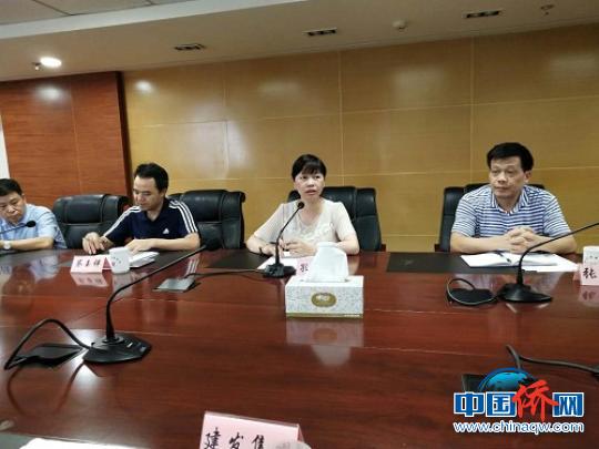 中國僑網(wǎng)孔副會長（右二）介紹有關企業(yè)出國境政策。