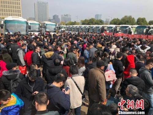 資料圖：69輛“春季看房團(tuán)”大巴載著南京及周邊城市3300多人分線路開赴64家樓盤。 朱曉穎 攝