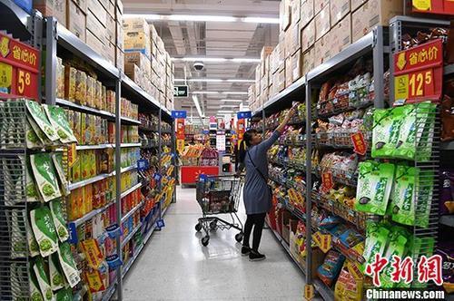 資料圖：超市內，民眾在選購食品。<a target='_blank' href='http://www.chinanews.com/'>中新社</a>記者 俞靖 攝