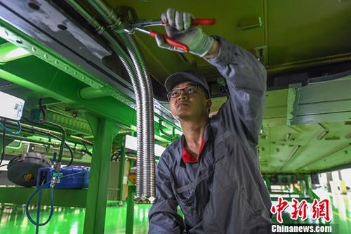 圖為中車南寧產(chǎn)業(yè)基地工人在生產(chǎn)線上作業(yè)。(資料圖片)<a target='_blank' href='http://www.chinanews.com/'>中新社</a>記者 俞靖 攝