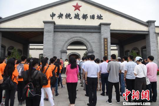 中國(guó)僑網(wǎng)7月12日，“中國(guó)華僑國(guó)際文化交流基地”在李家莊中共中央統(tǒng)戰(zhàn)部舊址揭牌。　房現(xiàn)玉　攝