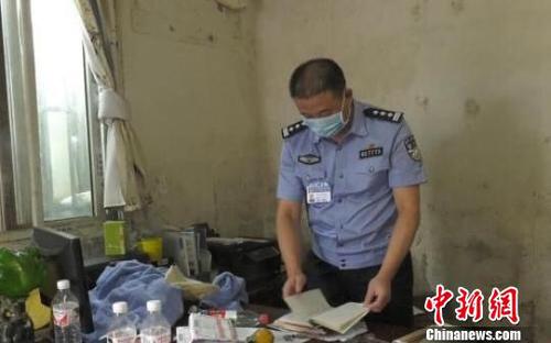 警方查找到嫌疑人張某某定期與南京市多家大型醫院購買醫療廢物的賬本。　警方資料圖 攝