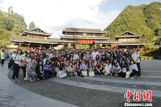第十屆臺灣大學(xué)生研習(xí)營團員參觀雷山西江千戶苗寨。鐘欣 攝