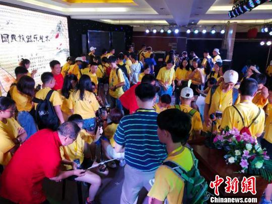 來自德國(guó)、西班牙、美國(guó)等10個(gè)國(guó)家17個(gè)海外華校和華文教育機(jī)構(gòu)的400名華裔青少年參營(yíng)。