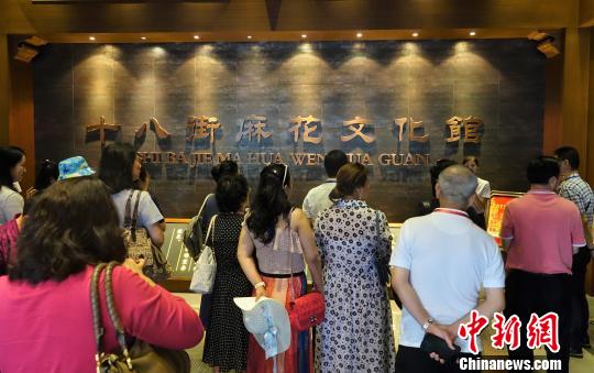 中國僑網(wǎng)70余位海外華文媒體代表走進天津百年老字號企業(yè)“桂發(fā)祥”　周欣嬡　攝