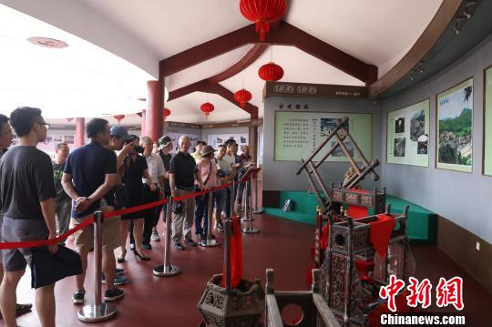 中國僑網6月17日，海峽兩岸媒體采訪團在客家博物院參觀節慶娛樂文化展演基地。　江江　攝