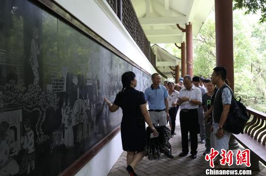 6月17日，海峽兩岸媒體采訪團在客家藝術長廊尋訪客家飲食、服飾、節慶習俗等文化?！〗?攝