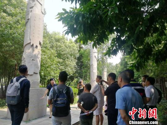 6月17日，海峽兩岸媒體采訪團在贛南客家源流展示基地了解客家祖先的五次大遷徙歷史?！√K路程 攝