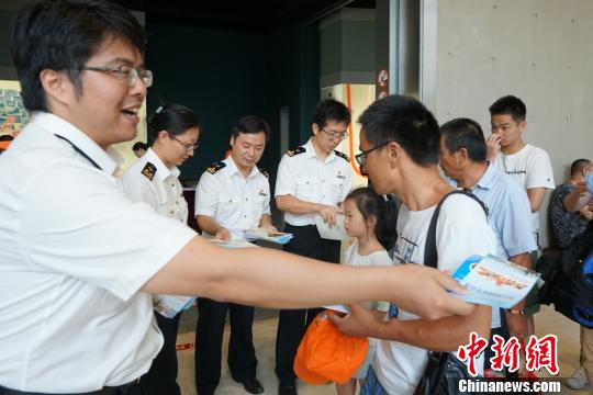上海海關食品安全宣傳周主題日活動聚焦進出口食品安全監管，國境口岸食品安全監管和保障國門生物安全。　芊燁 攝