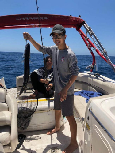 格蘭杜拉高中Oliver暑假和同學們一起出海釣魚，體驗人生第一次海釣。(家長提供)