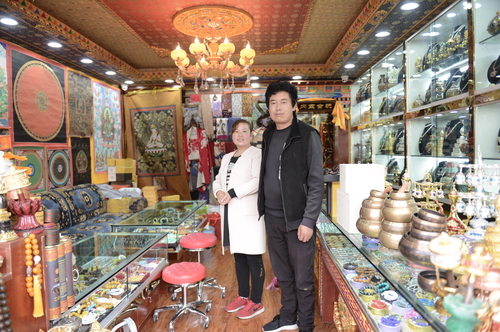 004小夫妻兩個細心的經(jīng)營者父親留下來的門市，因為他們知道這是包括兄弟幾個的飯碗