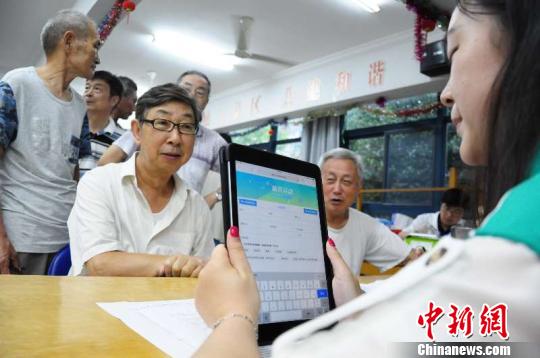 復旦大學附屬腫瘤醫(yī)院2018前列腺癌篩查公益活動進社區(qū)22日正式啟動。　王懿輝 攝