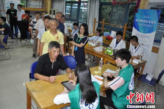 為避免過度診治，目前，復旦大學附屬腫瘤醫(yī)院開展的前列腺癌篩查活動只針對發(fā)病的高危人群推出。　王懿輝 攝