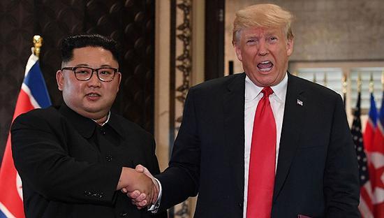 2018年6月12日，新加坡，特朗普和金正恩在美朝峰會上舉行簽字儀式。圖片來源：視覺中國
