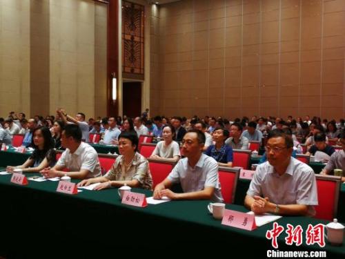 20日，太原市僑聯(lián)青年委員會和太原市海外歸國人員協(xié)會成立。楊杰英 攝