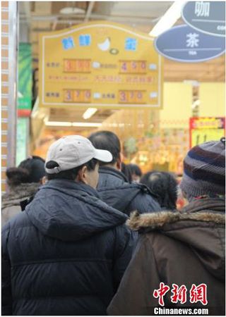 資料圖：在保定市北市區(qū)一家大型超市內(nèi)，市民正在排隊(duì)購(gòu)買(mǎi)雞蛋。李芳華 攝