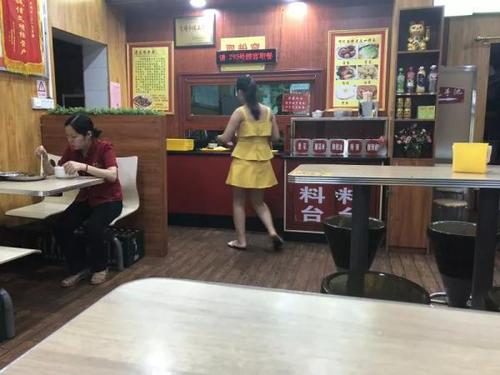 母親眾籌25萬救女被曝有幾套房產 其女爆粗懟網友