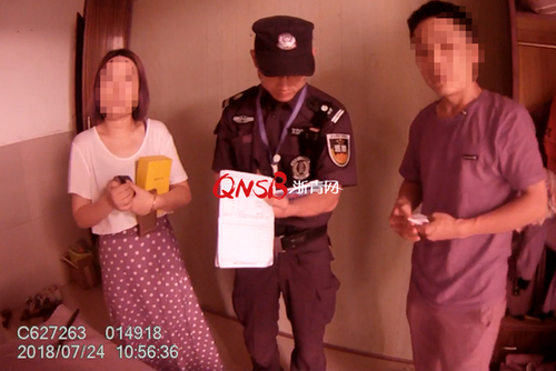 杭州一女子報(bào)警家中進(jìn)賊，警察破門(mén)發(fā)現(xiàn)躲在衣柜里的“熊”老公！