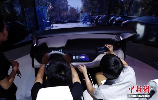 資料圖：民眾親身體驗自動駕駛最新技術以及人車交互功能。湯彥俊 攝
