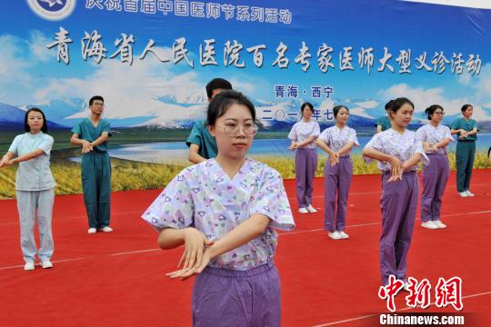 圖為醫(yī)務人員演示《洗手舞》。　朱建軍 攝