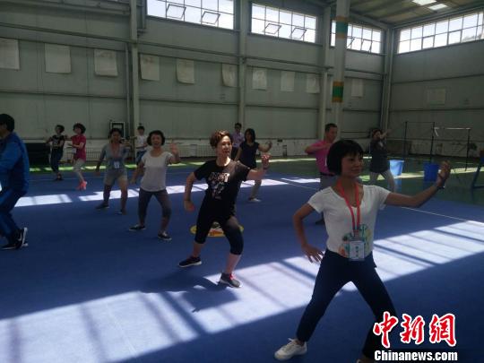 海外華文教師體驗太極拳。圖片由寧夏自治區外(僑)辦提供。寧夏自治區外(僑)辦 攝