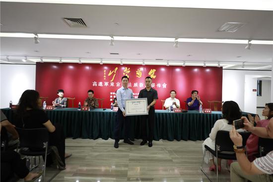 《藝術(shù)百年》主編、北京漢特斯曼文化傳媒總經(jīng)理 鮮于圣哲代表展覽的主辦方:日本中國友好協(xié)會、日本國際藝術(shù)家協(xié)會為高進(jìn)軍頒發(fā)了展覽邀請函并預(yù)祝高進(jìn)軍日本東京展覽取得成功;