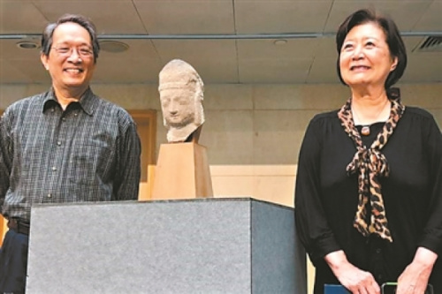 王純杰夫婦參加山西博物院“送國寶回家”捐贈儀式。(美國《世界日報》/王純杰提供)
