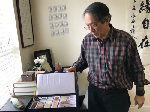 王純杰在美國馬州蓋城工作室接受采訪，并向記者展示他的印石收藏。(美國《世界日報》/許惠敏 攝)
