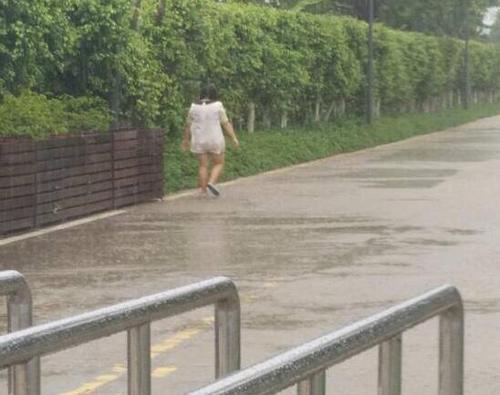 醉酒女雨天在湖區(qū)徘徊大哭還打滾 五保安陪聊2小時