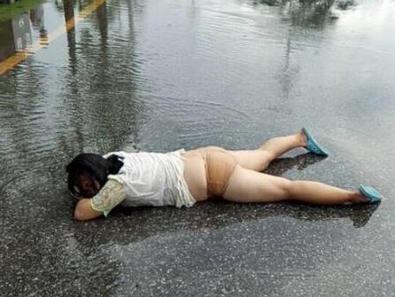 醉酒女雨天在湖區(qū)徘徊大哭還打滾 五保安陪聊2小時