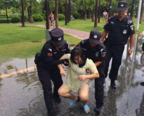醉酒女雨天在湖區(qū)徘徊大哭還打滾 五保安陪聊2小時
