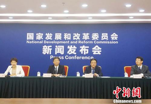 8月2日，國(guó)家發(fā)改委就擴(kuò)大消費(fèi)有關(guān)工作情況舉行新聞發(fā)布會(huì)。<a target='_blank' href='http://www.chinanews.com/' >中新網(wǎng)</a>記者 李金磊 攝
