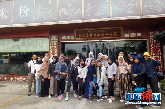 圖為營員們在桂林米粉文化中心參觀和體驗(yàn)。　羅詩慶　攝