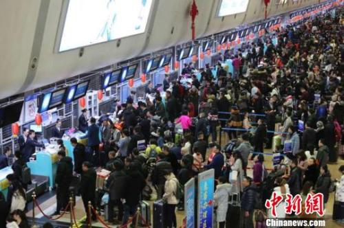 2018年上半年出境游人次達(dá)到了7131萬，同比增長15???資料圖)仇建 攝
