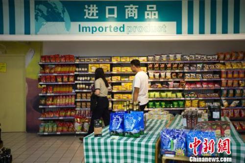 民眾在超市進(jìn)口商品貨架前選購商品。　張云 攝