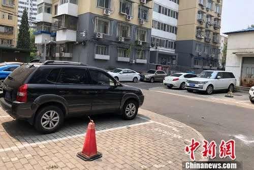 北京某小區內停在停車位或小區路邊的車。<a target='_blank' href='http://www.chinanews.com/' >中新網</a>記者 程春雨 攝