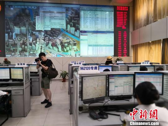 上海開通了“962120”康復出院專線，并為有送回家需求的民眾提供預約服務。目前預約服務已覆蓋到11個區?！￡愳o 攝